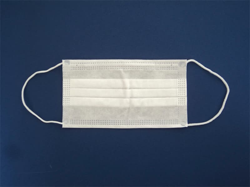 Cubrebocas con pliegues y ajuste nasal